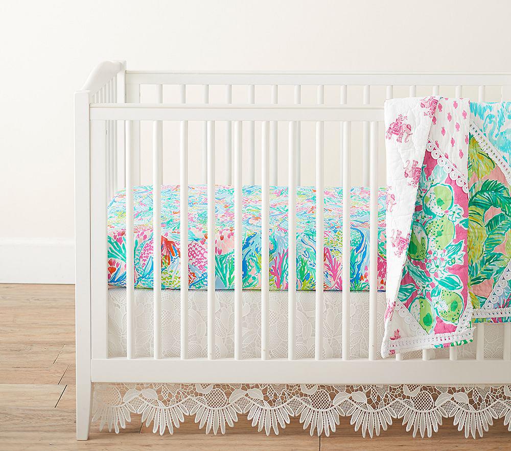 Купить Комплект постельного белья Lilly Pulitzer Party Patchwork Quilt Set with Mermaid Cove Crib Fitted Sheet в интернет-магазине roooms.ru