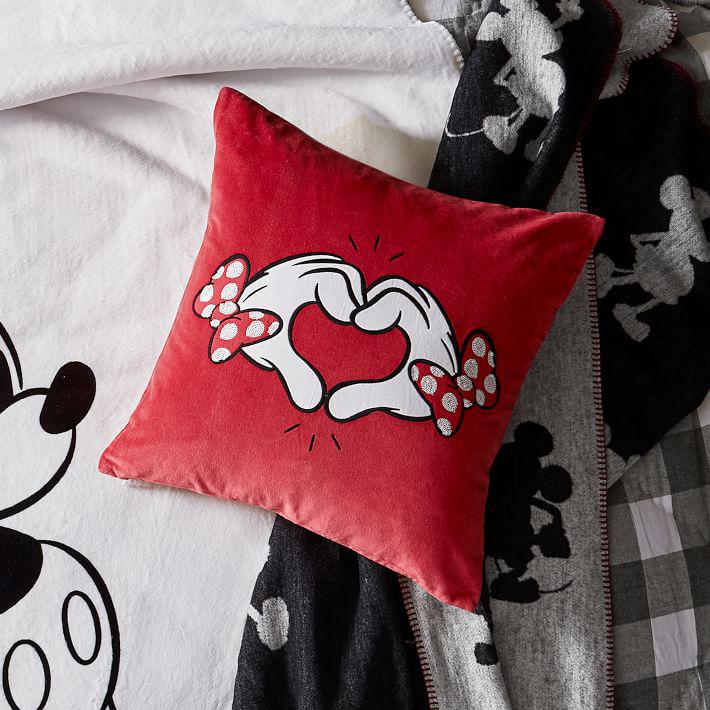 Купить Подушка Disney Minnie Mouse Heart Hands Velvet Pillow Cover - Cover + Insert в интернет-магазине roooms.ru